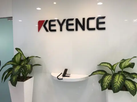 ตัวอักษร KEYENCE บนผนังสำนักงาน