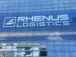 กราฟิก RHENUS LOGISTICS บนผนังอาคาร