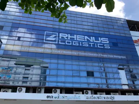 กราฟิก Rhenus Logistics ขนาดใหญ่บนอาคาร