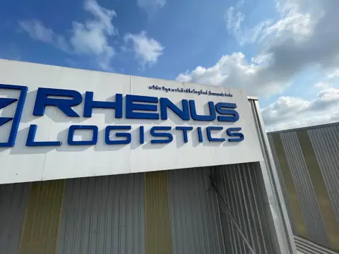 ป้ายตัวอักษร RHENUS LOGISTICS บนอาคาร