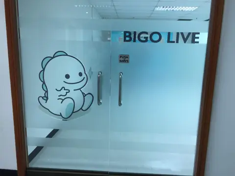 สติกเกอร์และฟิล์มฝ้า BIGO LIVE บนกระจก