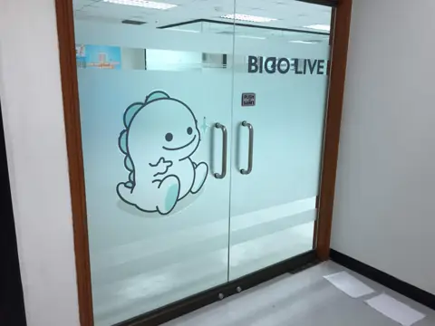 กราฟิก BIGO LIVE บนกระจกจากมุมด้านข้าง