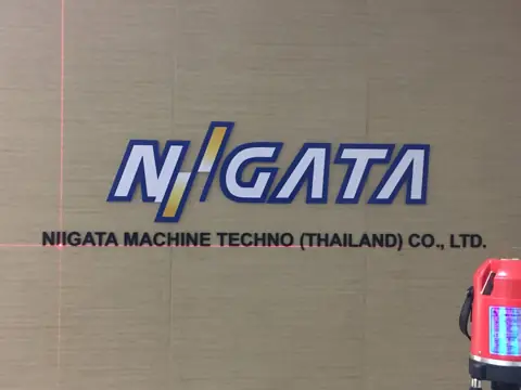 ตัวอักษร NIIGATA บนผนังลายไม้
