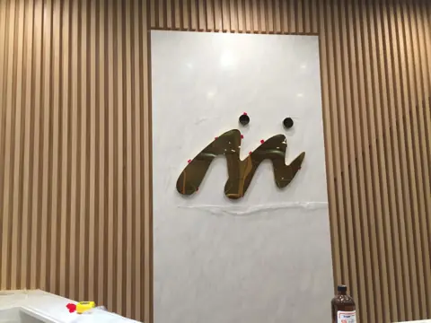 โลโก้โลหะบนผนังตกแต่ง Maxguy Tokyo