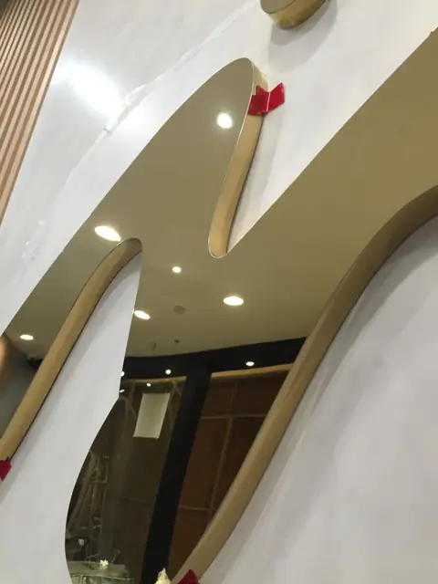 รายละเอียดตัวอักษร โลโก้ และชิ้นงานตัดขึ้นรูป