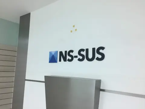 ตัวอักษร NS-SUS ภายในสำนักงาน