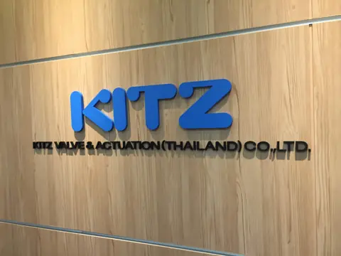 ตัวอักษร KITZ บนผนังไม้