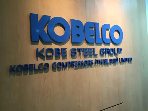 รายละเอียดตัวอักษร KOBELCO จากมุมด้านข้าง
