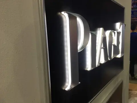 รายละเอียดตัวอักษรไฟ PIAGET