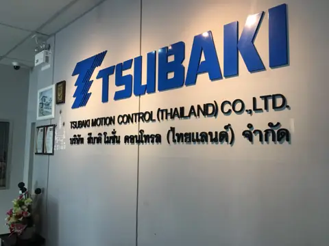 โลโก้และตัวอักษร TSUBAKI ภายในสำนักงาน