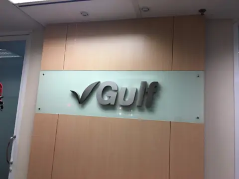 ป้ายชื่อ Gulf บนผนังสำนักงาน