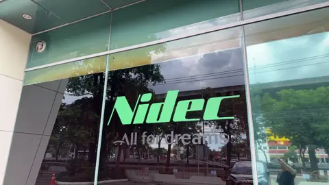 กราฟิก Nidec บนกระจกทางเข้า