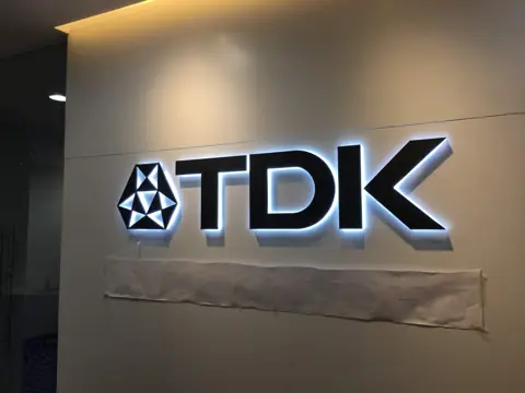 รายละเอียดแสงออกหลังตัวอักษร TDK