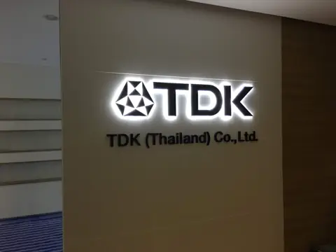มุมตรงป้ายไฟ TDK บนผนังสำนักงาน