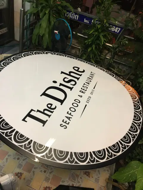 มุมด้านข้างป้ายวงกลม The Dishe