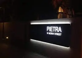 กล่องไฟ PIETRA ในเวลากลางคืน