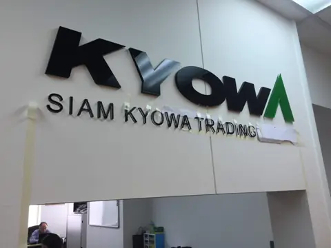 รายละเอียดตัวอักษร โลโก้ และชิ้นงานตัดขึ้นรูป