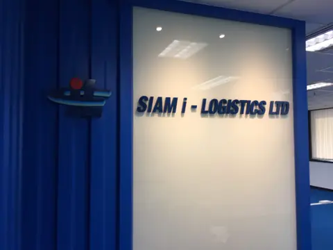 ป้ายบริษัท SIAM I-LOGISTICS บนผนังสีน้ำเงิน