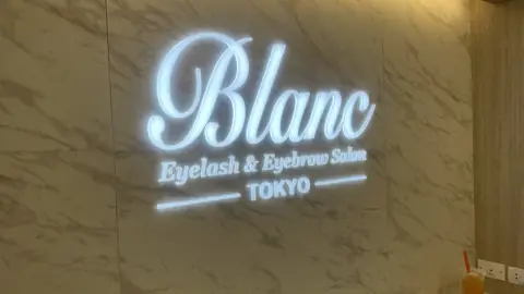 ตัวอักษรไฟ Blanc บนผนังลายหิน