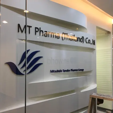 งานสติกเกอร์และกราฟิกบนกระจก