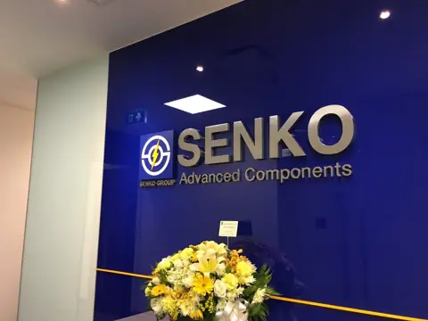 ป้ายโลโก้ SENKO บนผนังสีน้ำเงิน