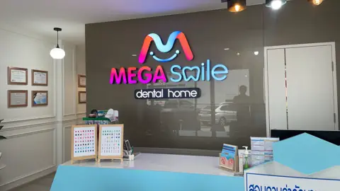 ตัวอักษรไฟสี MEGA Smile บริเวณเคาน์เตอร์