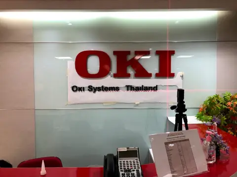ป้ายและตัวอักษรติดตั้งในพื้นที่จริง