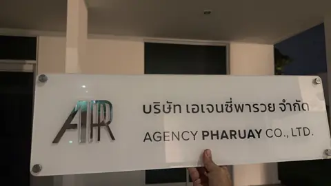 ป้ายและตัวอักษรติดตั้งในพื้นที่จริง