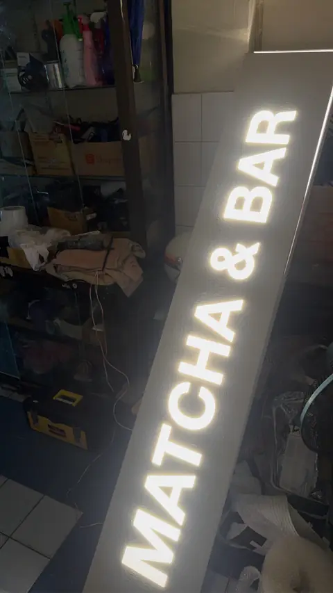 กล่องไฟแนวยาว MATCHA & BAR