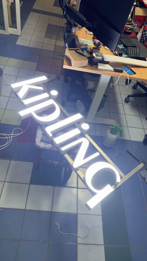 ตัวอักษรไฟ KIPLING ระหว่างตรวจชิ้นงาน