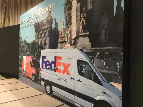 งานพิมพ์กราฟิก FedEx ขนาดใหญ่