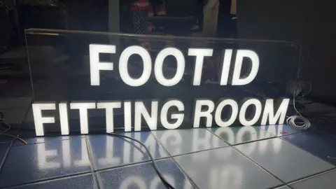 ตัวอักษรไฟ FOOT ID FITTING ROOM