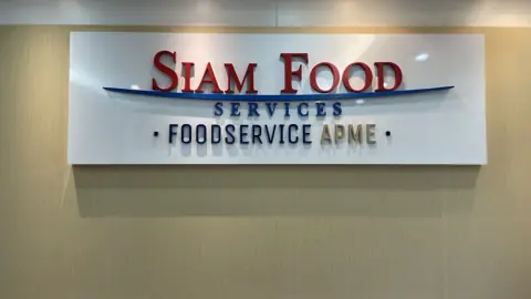 ตัวอักษรและโลโก้ SIAM FOOD บนแผ่นป้าย