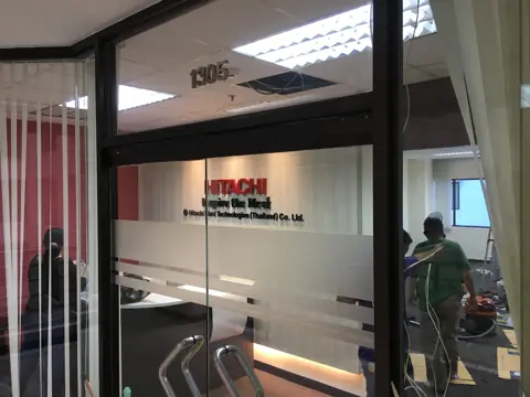 สติกเกอร์ตัวอักษรบนกระจกสำนักงาน
