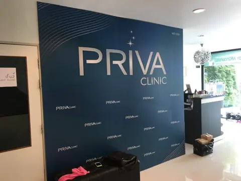 งานพิมพ์ PRIVA CLINIC บนผนังจัดแสดง