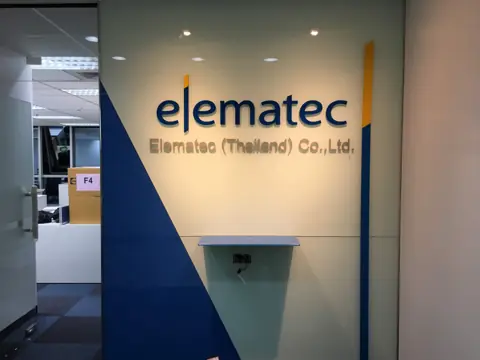 ป้ายบริษัท Elematec บนผนังสำนักงาน