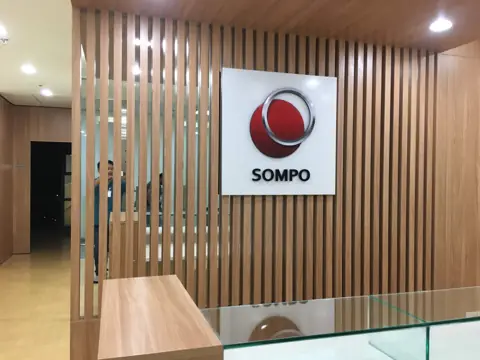 โลโก้ SOMPO บนผนังไม้บริเวณสำนักงาน
