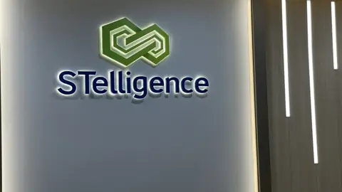 โลโก้และตัวอักษรไฟ Stelligence บนผนัง