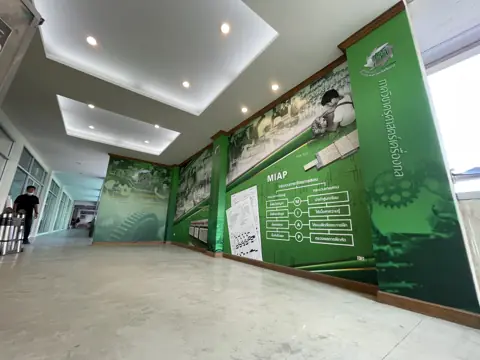 งานพิมพ์กราฟิกสีเขียวตกแต่งผนังร้าน