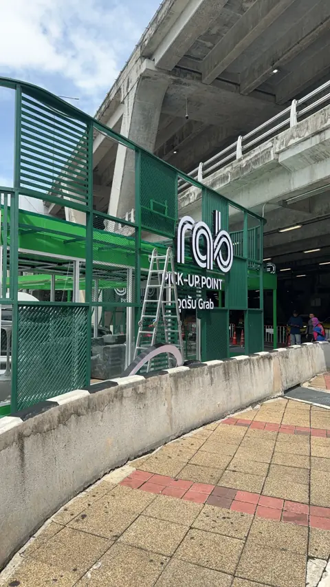 สติกเกอร์โลโก้ Grab บนกระจกหน้าร้าน