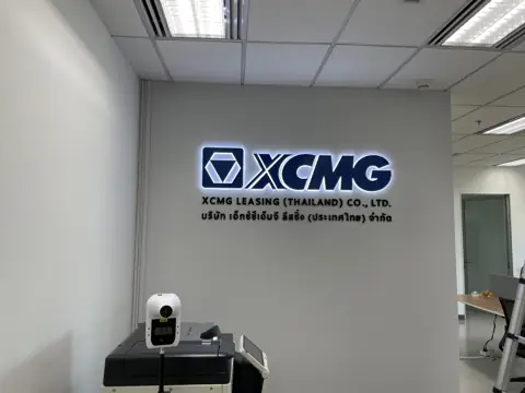 ป้ายโลโก้ XCMG บนผนังสำนักงาน