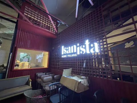 ป้ายไฟ Isanista และบรรยากาศภายในร้าน