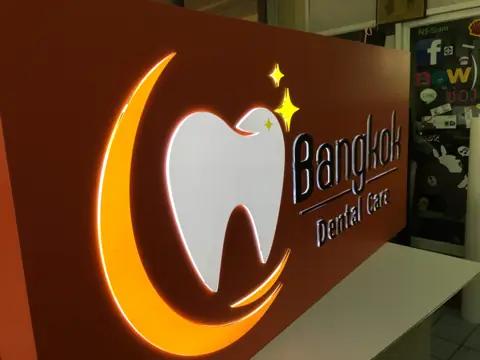 กล่องไฟสีส้ม Banghok Dental Care ระหว่างเตรียมติดตั้ง