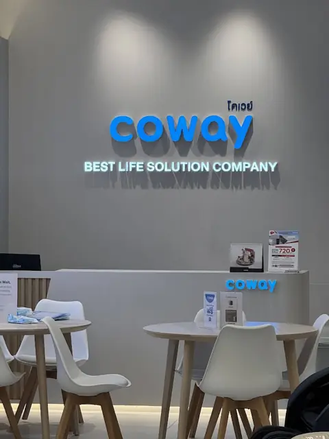 ป้ายตัวอักษรไฟ COWAY บนผนัง