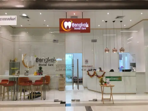 กล่องไฟ Banghok Dental Care และหน้าร้าน