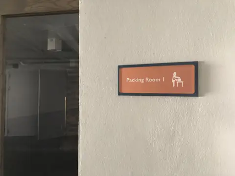 ป้ายห้อง Fitting Room บนผนังสีอ่อน