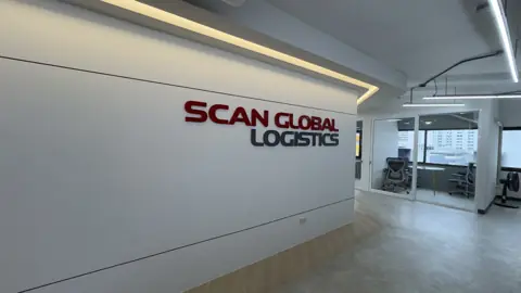 โลโก้ SCAN GLOBAL LOGISTICS บริเวณสำนักงาน