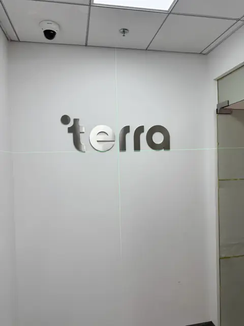 ตัวอักษร terra บนผนังสำนักงาน