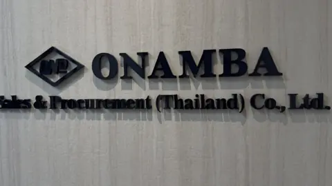 โลโก้ ONAMBA และตัวอักษรสีดำ