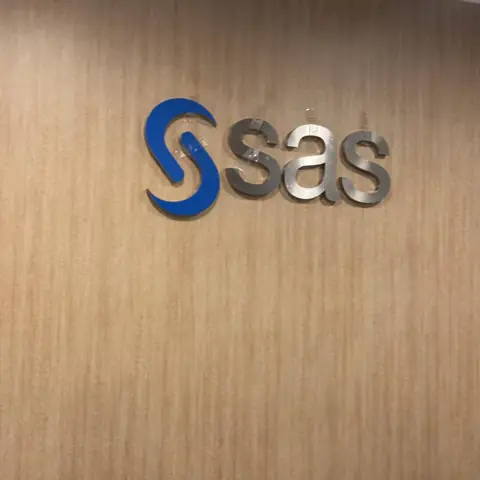 โลโก้ SAS บนผนังไม้